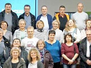 40 Jahre nach ihrem Schulabschluss trafen sich die Frauen und Männer des Jahrgangs 1976 in ihrer ehemaligen Schule in Untersteinbach. Mit einer Führung durch das generalsanierte Gebäude durch Bürgermeister Matthias Bäuerlein begann das Klassentreffen der Rauhenebracher. Foto: Sabine Weinbeer