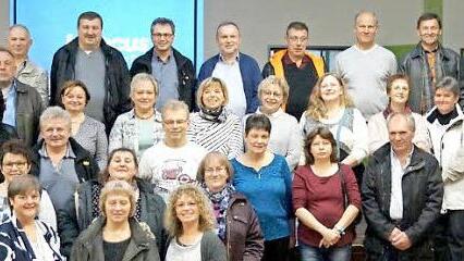40 Jahre nach ihrem Schulabschluss trafen sich die Frauen und Männer des Jahrgangs 1976 in ihrer ehemaligen Schule in Untersteinbach. Mit einer Führung durch das generalsanierte Gebäude durch Bürgermeister Matthias Bäuerlein begann das Klassentreffen der Rauhenebracher. Foto: Sabine Weinbeer