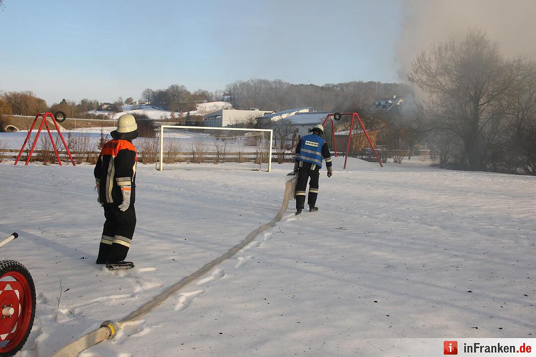 Kreis Coburg: Scheune in Grub am Forst steht in Flammen