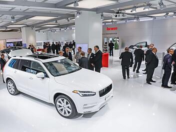 Kunden und Fachjournalisten informieren sich am Messestand von Brose bei der Internationalen Automobilausstellung in Frankfurt. Brose-Angaben zufolge sto&szlig;en die vorgestellten Neuentwicklungen auf gro&szlig;es Interesse. Brose Fahrzeugteile