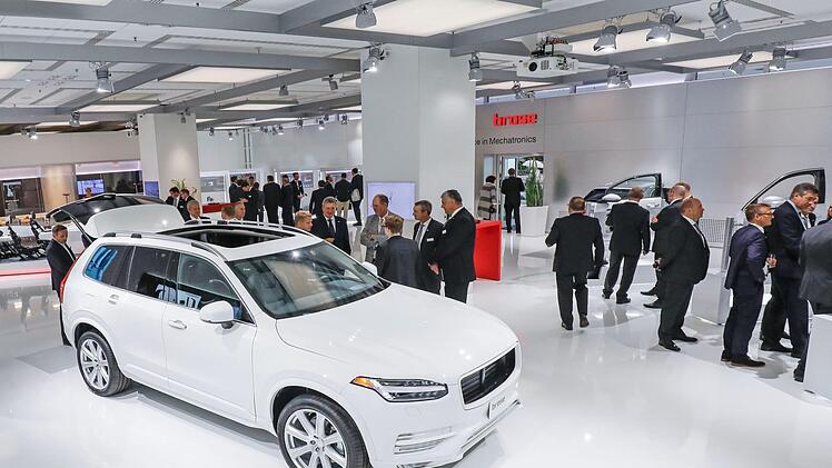 Kunden und Fachjournalisten informieren sich am Messestand von Brose bei der Internationalen Automobilausstellung in Frankfurt. Brose-Angaben zufolge sto&szlig;en die vorgestellten Neuentwicklungen auf gro&szlig;es Interesse. Brose Fahrzeugteile