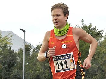 Zieleinlauf des Siegers Christian Oppel, der knapp über dem Streckenrekord blieb. Fotos: Karl Heinz Weber