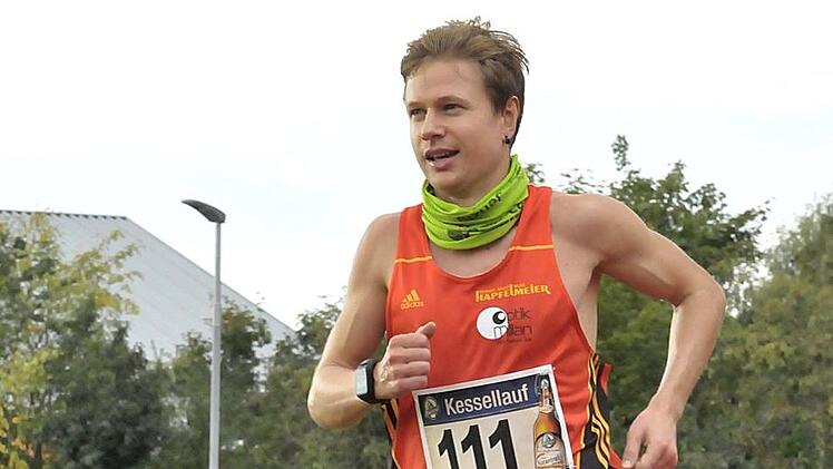 Zieleinlauf des Siegers Christian Oppel, der knapp über dem Streckenrekord blieb. Fotos: Karl Heinz Weber