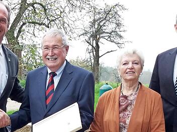 Die Kfz-Innung Oberfranken zeichnete Christian-Bernd Reinhardt mit der Ehrennadel in Silber des Kfz-Gewerbes Bayern aus (von links): Obermeister Andreas Tröger, Christian-Bernd Reinhardt, Ehefrau Erika und Rödentals Bürgermeister Marco Steiner.  Foto: privat