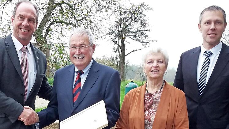 Die Kfz-Innung Oberfranken zeichnete Christian-Bernd Reinhardt mit der Ehrennadel in Silber des Kfz-Gewerbes Bayern aus (von links): Obermeister Andreas Tröger, Christian-Bernd Reinhardt, Ehefrau Erika und Rödentals Bürgermeister Marco Steiner.  Foto: privat