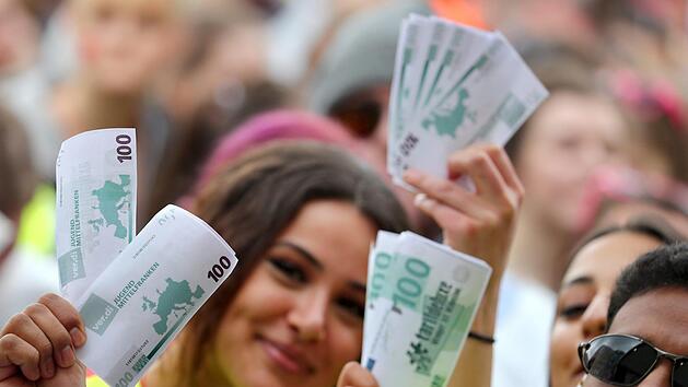 Zu der zentralen nordbayerischen Kundgebung waren auch Beschäftigte aus Bad Kissingen nach Nürnberg gereist. Hier  verdeutlichen Auszubildende im öffentlichen Dienst mit Spielzeuggeld ihre Forderungen nach einer höheren Vergütung. Foto: Daniel Karmann/dpa