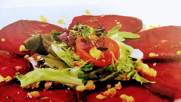 Von wegen Altmodisch: Rote Beete feiern ein Comeback. Im Bild ein köstliches fränkisches Rote-Beete-Carpaccio mit Vinaigrette und Knusperwürfeln an Frühlingssalat. Bild: "Gescheitgut: Franken isst besser"