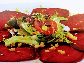 Von wegen Altmodisch: Rote Beete feiern ein Comeback. Im Bild ein köstliches fränkisches Rote-Beete-Carpaccio mit Vinaigrette und Knusperwürfeln an Frühlingssalat. Bild: "Gescheitgut: Franken isst besser"