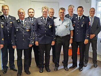 Die Geehrten und G&auml;ste (von links) KBI Schubert, KBM Winterbauer, Alfred Bernhard, Volker Schmitt, Thomas Klemenz, Bernhard Schmitt, Thomas Krappmann, Dieter Kestel, Christian Betz, Achim Liesaus, B&uuml;rgermeister Gregor Friedlein-Zech, KBR Timm Vogler