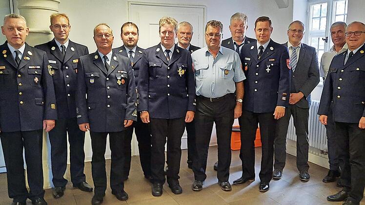 Die Geehrten und G&auml;ste (von links) KBI Schubert, KBM Winterbauer, Alfred Bernhard, Volker Schmitt, Thomas Klemenz, Bernhard Schmitt, Thomas Krappmann, Dieter Kestel, Christian Betz, Achim Liesaus, B&uuml;rgermeister Gregor Friedlein-Zech, KBR Timm Vogler