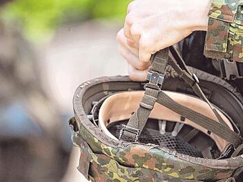 W&auml;hrend der Ausbildung in der Kampftruppenschule in Hammelburg ist ein Bundeswehr-Offizier aus bisher nicht bekannten Gr&uuml;nden kollabiert und gestorben. Die Untersuchungen zur Ursache seines Todes laufen.