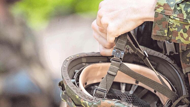 Während der Ausbildung in der Kampftruppenschule in Hammelburg ist ein Bundeswehr-Offizier aus bisher nicht bekannten Gründen kollabiert und gestorben. Die Untersuchungen zur Ursache seines Todes laufen.