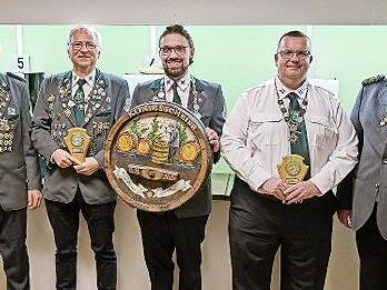 Das Foto zeigt die K&ouml;nige: von links 2. Sch&uuml;tzenmeister Manfred Jopp, 1. Ritter Dietmar Kolb, Sch&uuml;tzenk&ouml;nig Marius Meindl, 2. Ritter Martin Zink und 1. Sch&uuml;tzenmeister Michael Meindl.