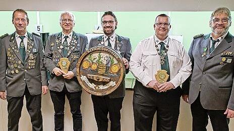 Das Foto zeigt die K&ouml;nige: von links 2. Sch&uuml;tzenmeister Manfred Jopp, 1. Ritter Dietmar Kolb, Sch&uuml;tzenk&ouml;nig Marius Meindl, 2. Ritter Martin Zink und 1. Sch&uuml;tzenmeister Michael Meindl.
