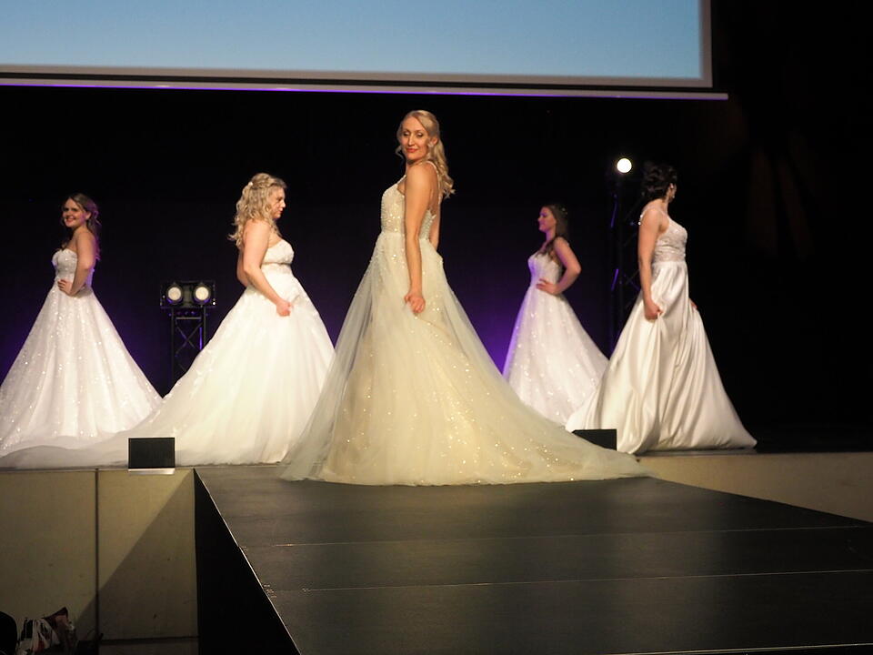 Inkl. Braut- und Festmodenschauen.