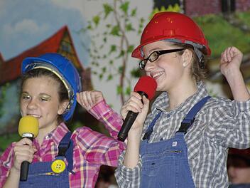 Für Mädchen im Elferrat machen sich Annika Graser und Sarah Schmitt stark. Fotos: Winfried Ehling