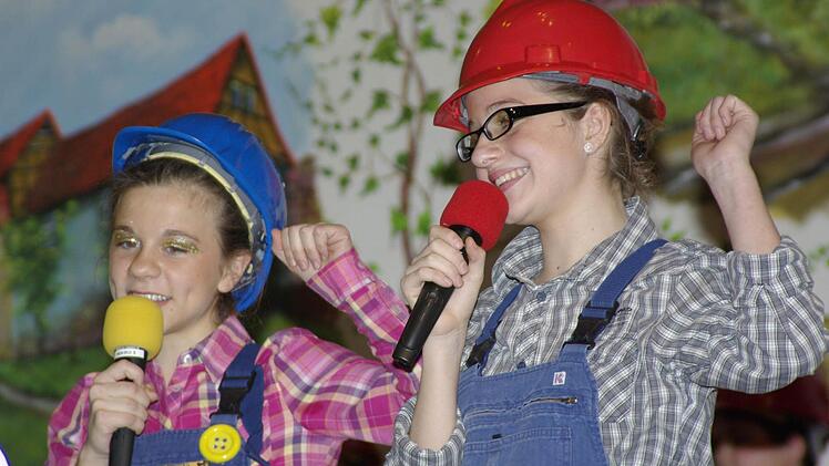 Für Mädchen im Elferrat machen sich Annika Graser und Sarah Schmitt stark. Fotos: Winfried Ehling