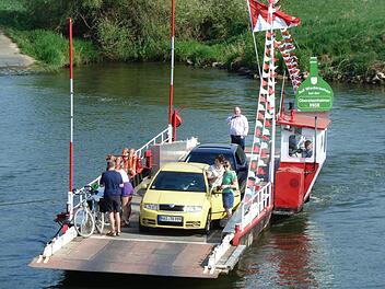 Mit anderen Wasserfahrzeugen, aber ähnlich wie hier bei Obereisenheim, wird es am Radwandertag am 8. September im Maintal die Möglichkeit geben, zwischen Eltmann und Ebelsbach und zwischen Knetzgau und Haßfurt den Main mit der Fähre zu überqueren.