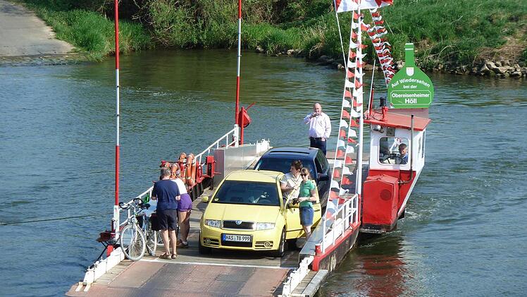 Mit anderen Wasserfahrzeugen, aber ähnlich wie hier bei Obereisenheim, wird es am Radwandertag am 8. September im Maintal die Möglichkeit geben, zwischen Eltmann und Ebelsbach und zwischen Knetzgau und Haßfurt den Main mit der Fähre zu überqueren.