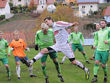 Nicht eingreifen muss Ramsthals Keeper Frank Popp, weil Marcel Schmitt den Rödelmaierer Jens Vey (rechts) entscheidend stört. Foto: ssp
