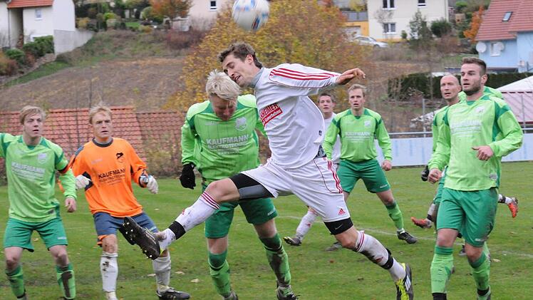 Nicht eingreifen muss Ramsthals Keeper Frank Popp, weil Marcel Schmitt den Rödelmaierer Jens Vey (rechts) entscheidend stört. Foto: ssp
