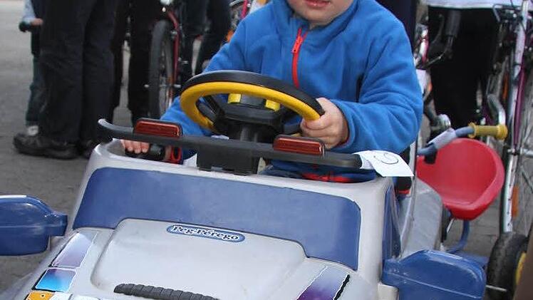 Statt eines Fahrrads hat Tom Maisel (3) einen Elektro-Pickup bekommen. Die Maisels kamen eigens aus Untersteinach zur Fahrradbörse nach Leuchau.