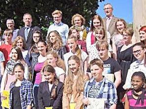 Thomas Nowak, Klaus Anderlik und Brigitte Maisch zeichneten die 26 Gewinnerinnen und Gewinner des Wettbewerbs aus. Foto: Lothar Weidner