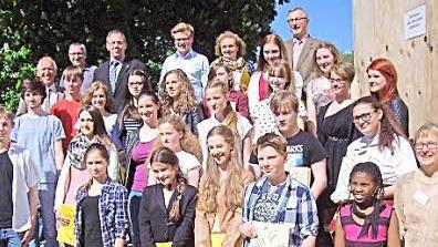 Thomas Nowak, Klaus Anderlik und Brigitte Maisch zeichneten die 26 Gewinnerinnen und Gewinner des Wettbewerbs aus. Foto: Lothar Weidner