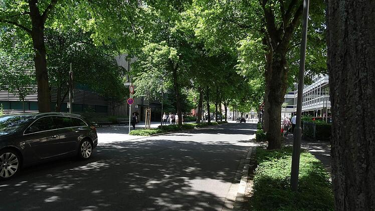 Blickin die Bahnhofstraße Richtung Bahnhof heute.Foto: Jochen Berger