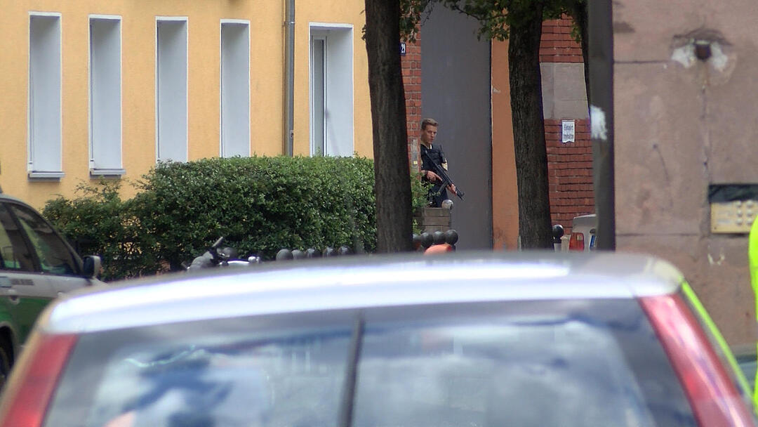 SEK Einsatz - Mann droht mit angeblicher Waffe