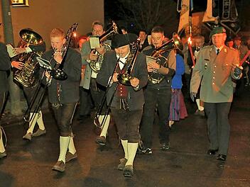 Unter Musikbegleitung marschierten die Bürger aus Weinarts, begleitet von Fackeln zum Gedenkgottesdienst.  Foto: Franz Galster