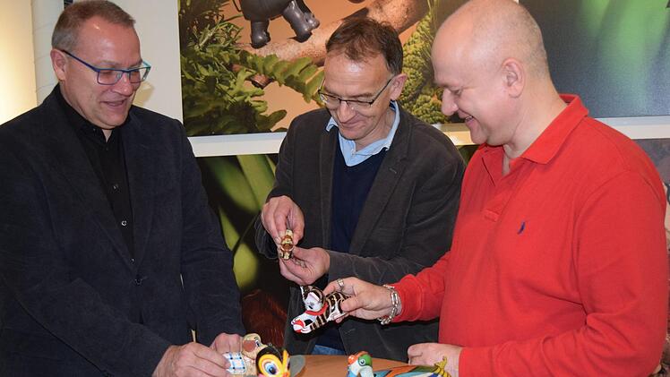 Museumsleiter Carsten Ritzau, Volker Weinhold und Sebastian Köpcke können sich gut vorstellen, dass viele Kinder mit den Tieren Spaß gehabt haben - und dass sie auch jetzt in der Ausstellung wieder begeistern können.Daniela Pondelicek