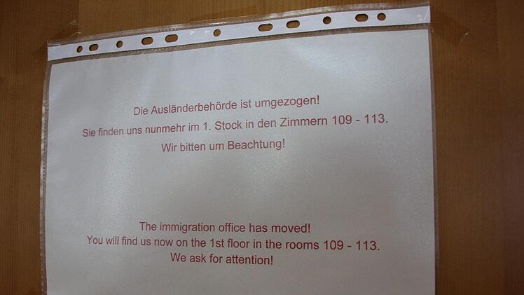 Dieses Schild weist auf den Umzug der Ausländerbehörde hin. Foto: Andreas Schmitt