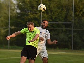 Umk&auml;mpft ging es am Freitagabend im Duell der Kreisliga-Aufsteiger TSV Heldritt (gelbe Trikots) und dem SV T&uuml;rkg&uuml;c&uuml; Neustadt (hier mit Spielertrainer Sinan Bulat) zu.  Foto: Jens Gundermann