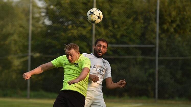 Umkämpft ging es am Freitagabend im Duell der Kreisliga-Aufsteiger TSV Heldritt (gelbe Trikots) und dem SV Türkgücü Neustadt (hier mit Spielertrainer Sinan Bulat) zu.  Foto: Jens Gundermann