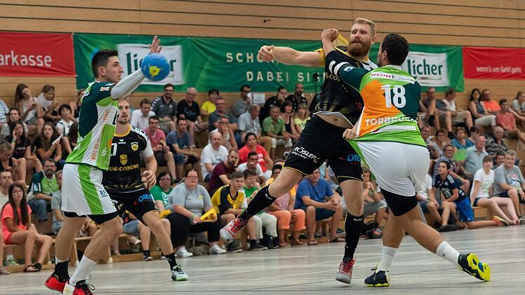 Der HSC 2000 Coburg um seinen weißrussischen Neuzugang Anton Prakapenia (beim Wurf) hat in der Vorbereitung gegen höherklassige Teams - wie hier gegen die HSG Wetzlar - bereits seine Qualitäten unter Beweis gestellt.  Foto: Marc Thürmer