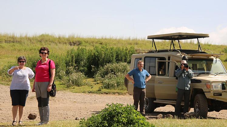 Auf dem Programm standen viele Schul- und Gemeindebesuche. Eine kleine Auszeit gönnten sich die Teilnehmer bei einer Safari in den Ngorongoro-Krater, wo sie u.a. Elefanten, Löwen, Flusspferde und Büffel vor die Linse bekamen und sich beim Mittagessen den "Angriffen" der Schwarzen Milane erwehren mussten. Von links: Veronika Flierl, Waltraud Leppert, Friedrich Flierl und Thomas Kraftzyk. Foto: Bettina Knauth