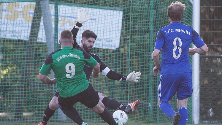 Der Wolfersgr&uuml;ner Jan Bilek (gr&uuml;nes Trikot) l&auml;sst dem Mitwitzer Keeper Bedirhan Ari keine Abwehrchance und macht den Sack mit dem 3:0 zu.