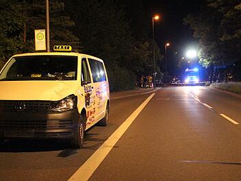 Schwerer Unfall in Bayreuth: Ein Taxi hat einen Radfahrer erfasst. Der junge Mann verletzte sich schwer, Foto: NEWS5 / Holzheimer