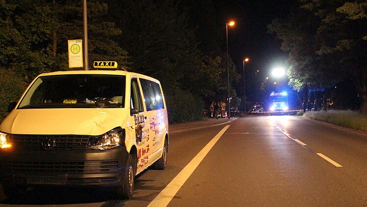 Schwerer Unfall in Bayreuth: Ein Taxi hat einen Radfahrer erfasst. Der junge Mann verletzte sich schwer, Foto: NEWS5 / Holzheimer