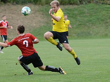 Hatte den FC Thulba in Führung gebracht, musste aber später den Platz als Verlierer verlassen: Sebastian Gah (rechts), der hier mit Dynamik auf Bergrheinfelds Silas Kraus trifft. Foto: ssp