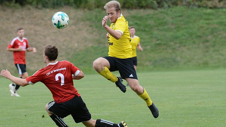 Hatte den FC Thulba in Führung gebracht, musste aber später den Platz als Verlierer verlassen: Sebastian Gah (rechts), der hier mit Dynamik auf Bergrheinfelds Silas Kraus trifft. Foto: ssp