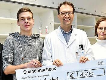 Die Auszubildenden Steffen Mirsberger, Pascal Audenrith (v. l.) und Johanna Stengl (r.) übergaben den Spendenscheck an Markus Metzler und Sabine Semper von der Kinderklinik.  Foto: Alessa Sailer