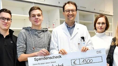 Die Auszubildenden Steffen Mirsberger, Pascal Audenrith (v. l.) und Johanna Stengl (r.) übergaben den Spendenscheck an Markus Metzler und Sabine Semper von der Kinderklinik.  Foto: Alessa Sailer