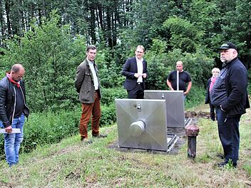 Ein Teil des Bau- und Umweltausschusses befasste sich am Wasserwerk mit der Sanierung des Tiefbrunnens I. Mit im Bild Bürgermeister Bernd Rebhan (Dritter von links)Veronika Schadeck