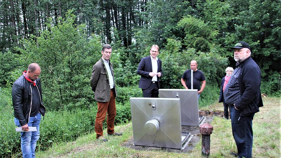 Ein Teil des Bau- und Umweltausschusses befasste sich am Wasserwerk mit der Sanierung des Tiefbrunnens I. Mit im Bild Bürgermeister Bernd Rebhan (Dritter von links)Veronika Schadeck