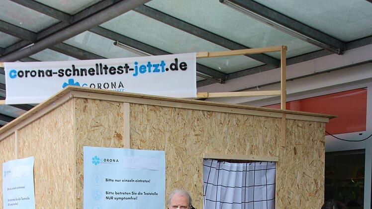 Walter und Monique Luft vor der Test-StationOliver Schmidt