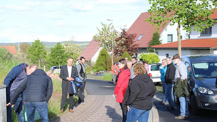 Vor-Ort-Termin in Frankenbrunn, Am Hägholz vor der Sitzung. Foto: Hilmar Ruppert