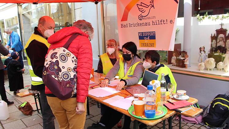 Das Stadtratsgremium besuchte am Samstagmittag den Verein "Bad Brückenau hilft" und spendet das Sitzungsgeld zugunsten der Ukraine-Hilfe. Foto: Julia Raab