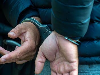 N&uuml;rnberg: Jugendliche (18 und 19) treten auf Mann ein - waren deutlich alkoholisiert